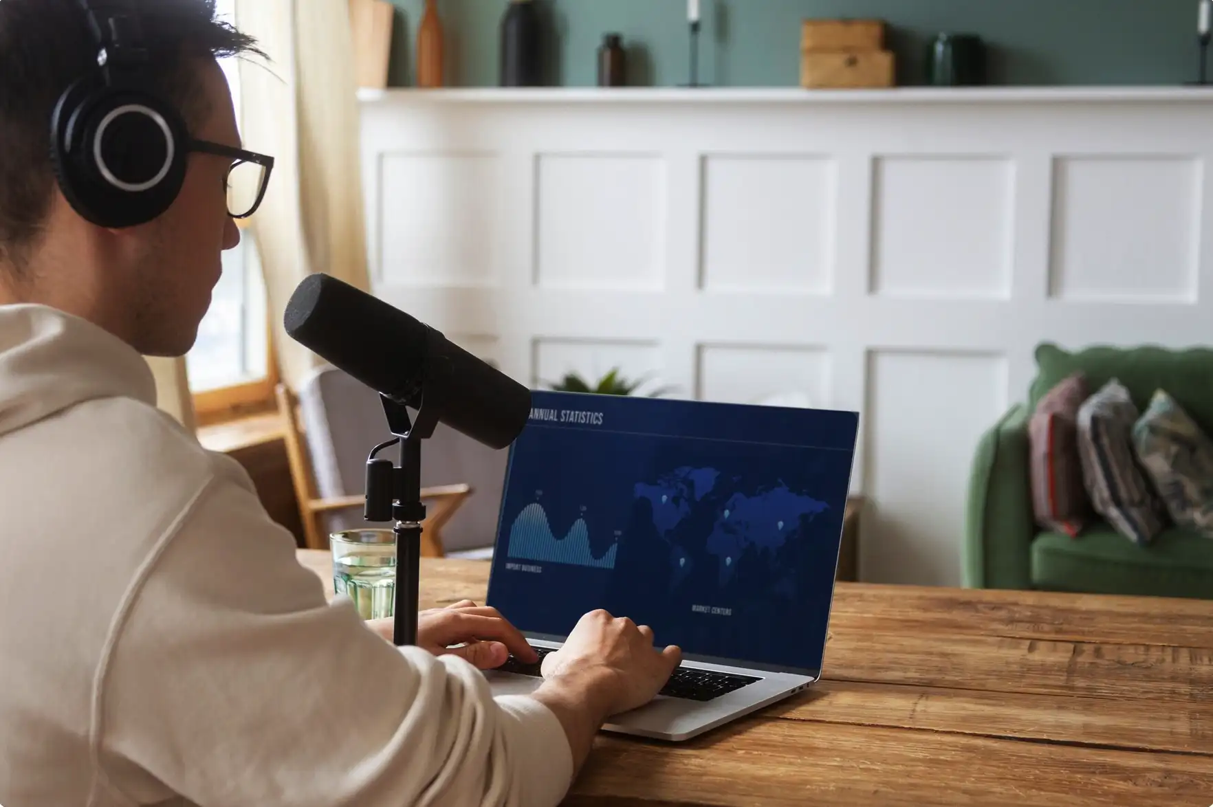 Comment booster les écoutes de son podcast : le guide du référencement en 2026